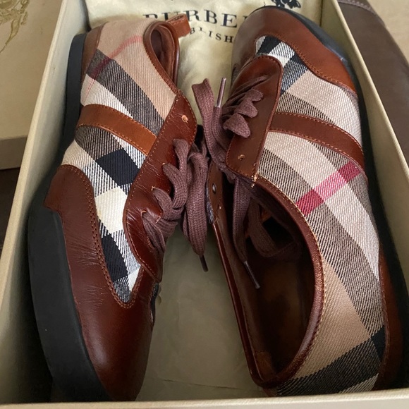 Women’s Burberry Sneaker • Size 8 - Picture 1 of 9
